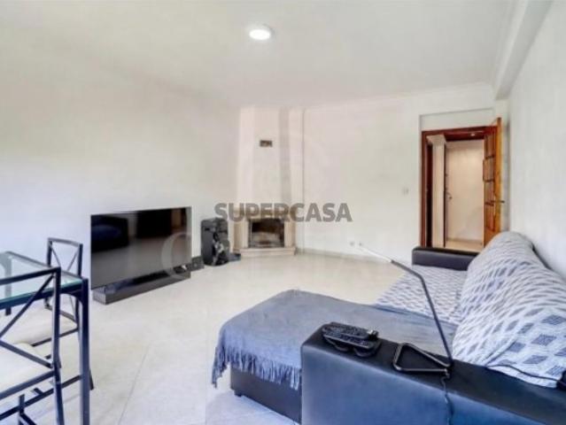 T2 Duplex com 121 m², Arrecadação e Excelente Localização em Rinchoa