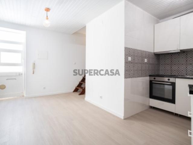 T2 Duplex inserido em vila com pátio em Campo de Ourique