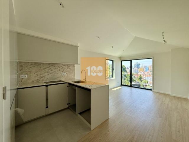 T2 Duplex novo com varanda em Cedofeita