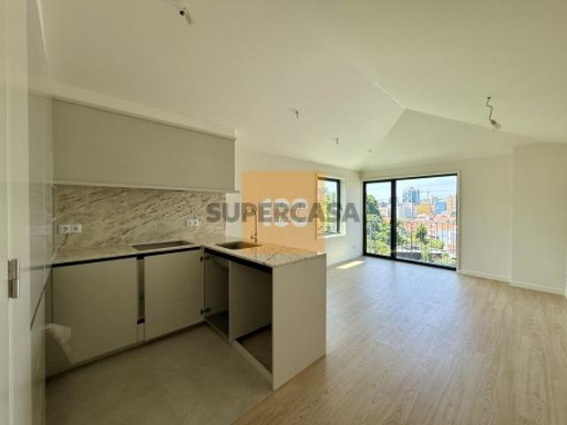 T2 Duplex novo com varanda em Cedofeita