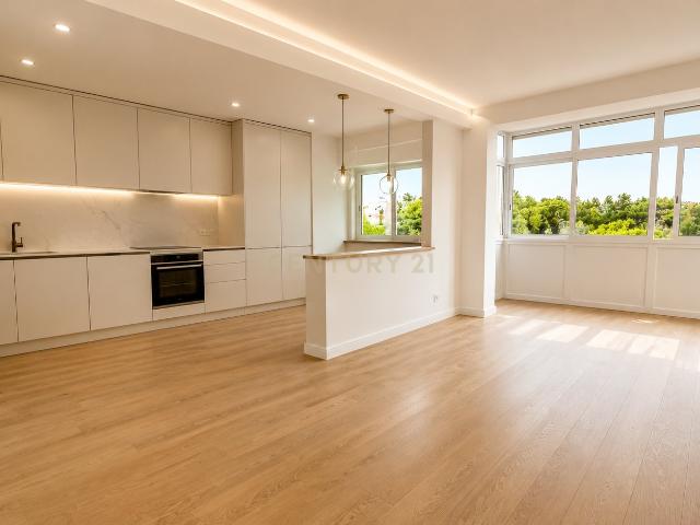 T2 duplex, remodelado com 91 m², sotão e varanda em Pai do Vento, Cascais