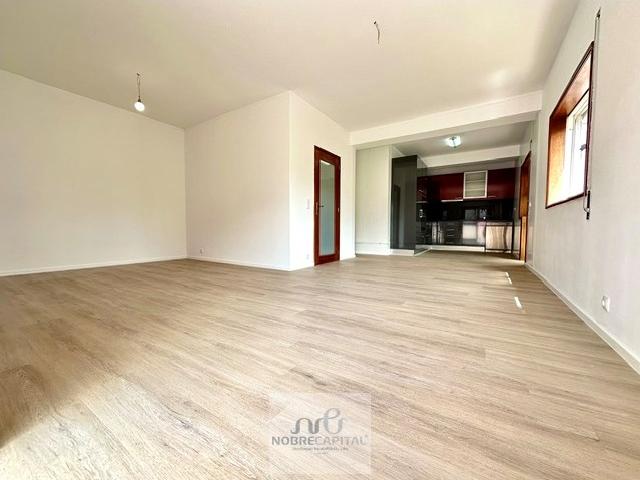 T2 em Baguim, de 2 frentes, cozinha remodelada com placa, forno, miroondas e maquina de lavar a loiça, lavandaria com maquina de lavar a roupa, 1 despensa, cilindro, sala com varanda, 2 quartos, 1 roupeiro, Wc remodelado com base de chuveiro e lugar de garagem. Bons acessos, a 10 minutos a pé e a cinco minutos de carro da Estação do Metro da Campainha ou da Estação de Comboio de Rio Tinto
