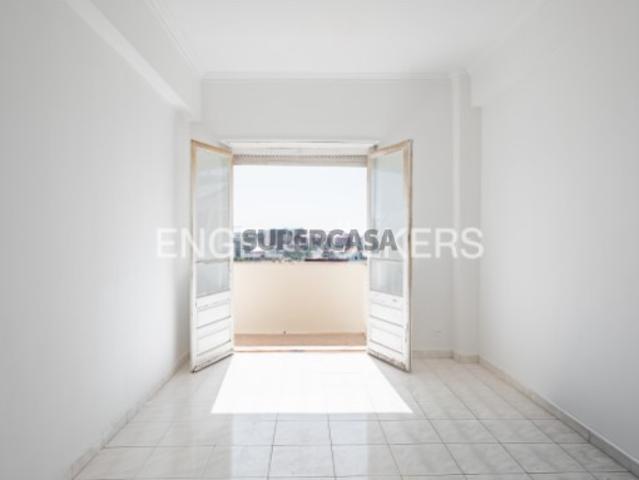 T2 em Benfica para Remodelação com Vista Panorâmica sobre Lisboa