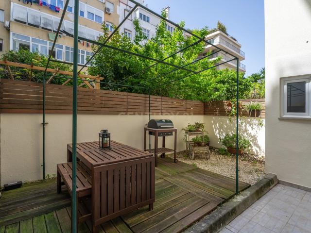 T2 em Campo de Ourique com Pátio de 23m²