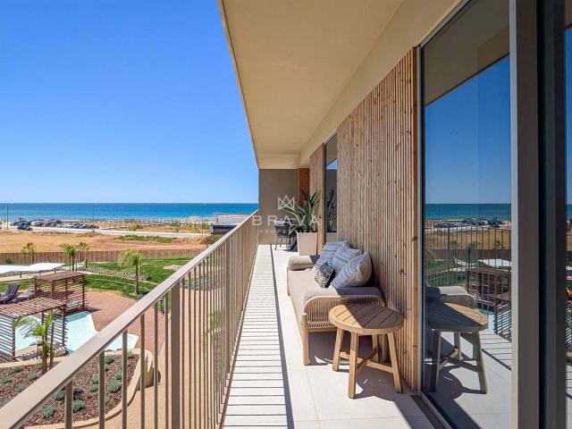 T2 em Condomínio de Eleição 1ª Linha de Mar Piscina e Gara. 124m² Quarteira