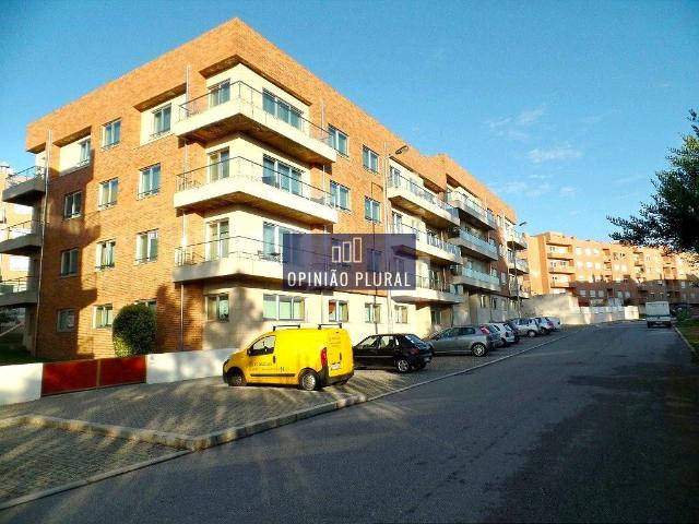 T2 em condomínio fechado c/ box para duas viaturas e dois arrumos | S. Félix da Marinha próx. Praia de Brito