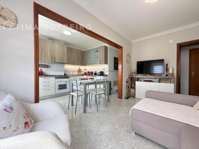 T2 em excelente estado prédio com 2 elevadores, situado na Torre da Marinha