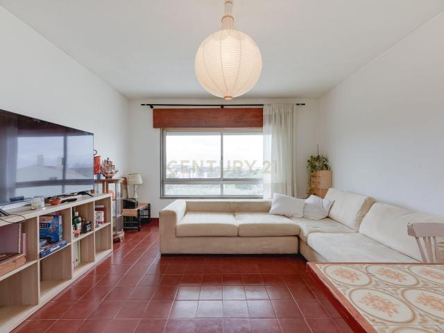T2 em Queijas com vista fantástica para remodelar!