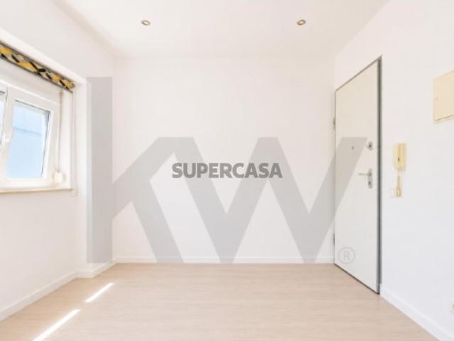T2 EM SACAVÉM COM LUZ NATURAL E LOCALIZAÇÃO ESTRATÉGICA JUNTO A LISBOA