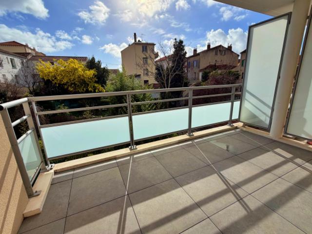 T2 en dernier étage, terrasse, garage 2016 Aguillon
