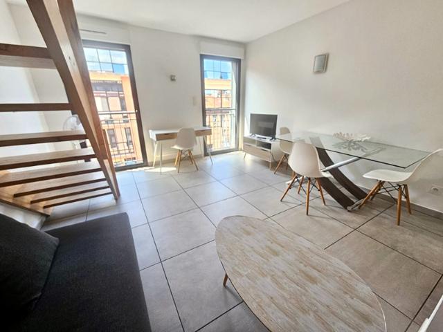 T2 en duplex en dernier étage à Jeanne d'Arc dans un immeubl