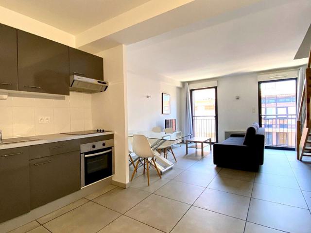 T2 en duplex en dernier étage à Jeanne d'Arc dans un immeubl