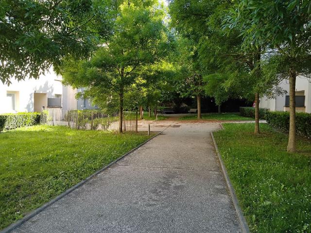 T2 en Résidence centre ville avec petit jardin et parking privatif