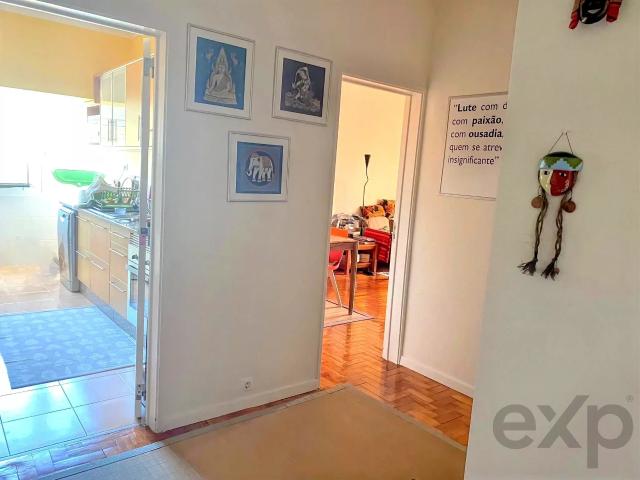 T2 excelente em Prédio 2 elevadores nos Olivais | Metro a 5 min | Semi Mobilado e equipado