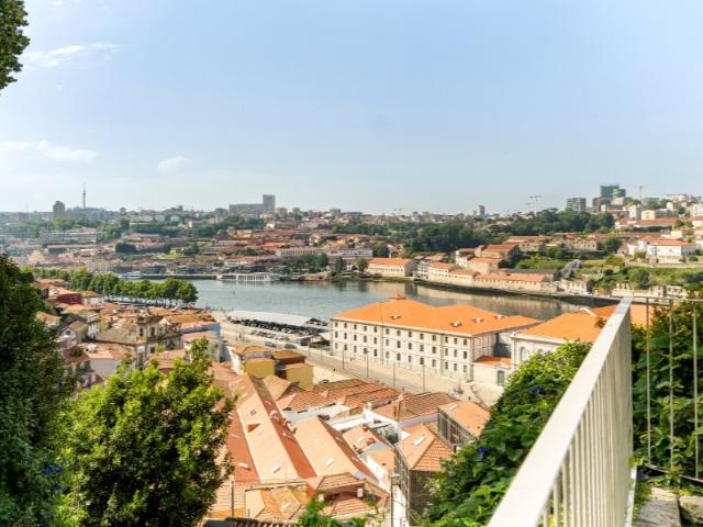 T2 Exclusivo com Jardim Privativo e Vista Rio na Baixa do Porto