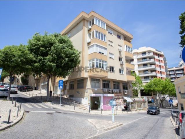 T2 junto a Escola Secundária de Miraflores com Elevador