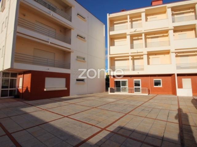 T2 + LG | Condomínio fechado | Piscina | 1 Min da Praia