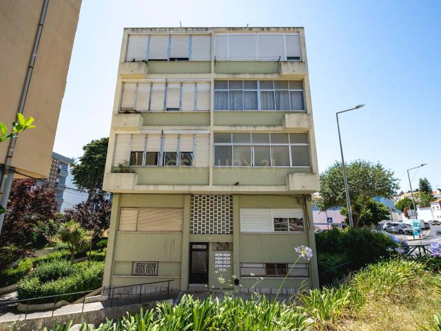 T2 Luminoso na Vila da Apelação – Espaço, Conforto e Potencial