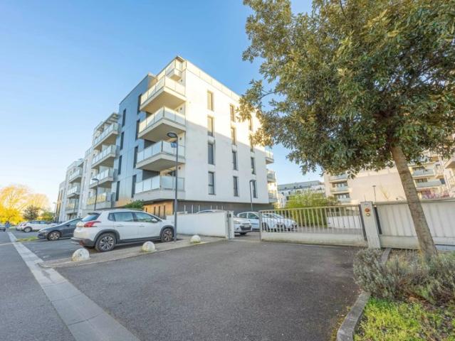 T2 lumineux avec balcon couvert et parking en sous sol – Résidence 2020 à Talence