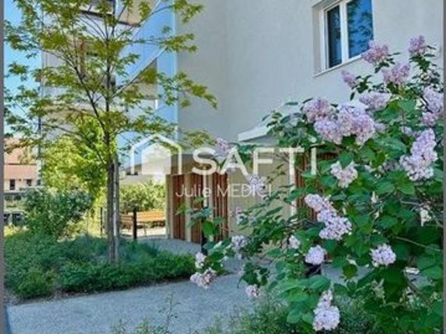 T2 lumineux avec sa généreuse terrasse et son garage