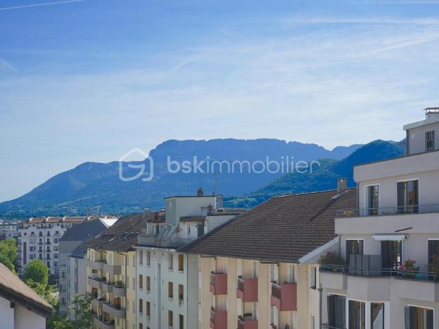 T2 lumineux en hyper centre avec vue montagnes et balcon