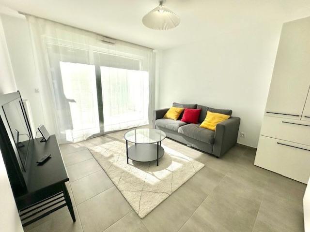 T2 MEUBLE 2EME ETAGE VILLEURBANNE GRATTE CIEL