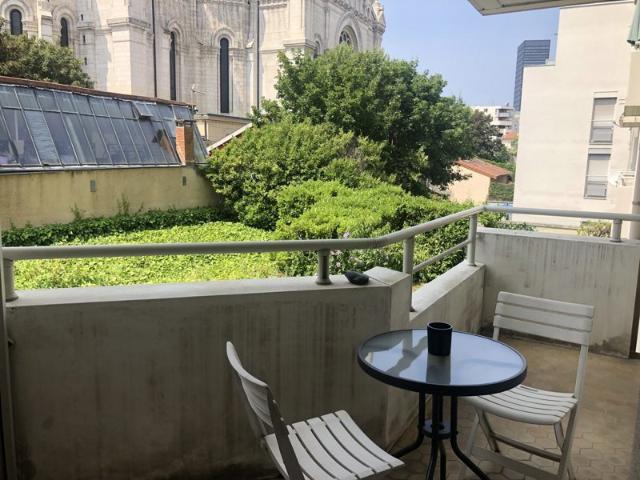T2 meublé au calme: Balcon côté jardin, garage, cave