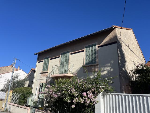 t2 meuble dans maison st just malpasse petit jardin