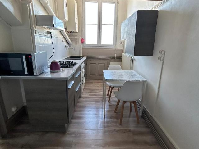 T2 meublé dernier étage Lyon 7 avec ascenseur