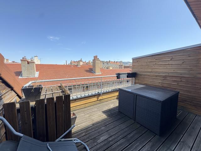 T2 meublé en dernier étage avec terrasse