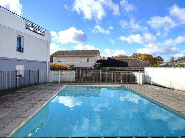T2 meublé lumineux 48 m2 + loggia + piscine + 2 parkings