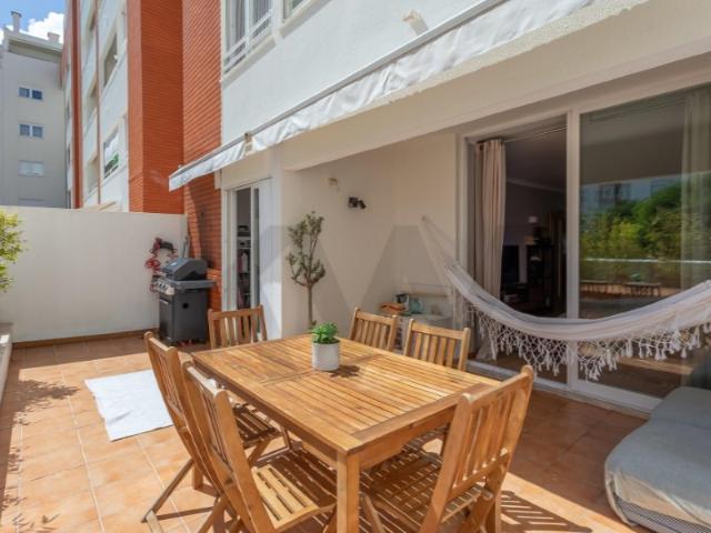 T2 MOBILADO com terraço e lugar de garagem