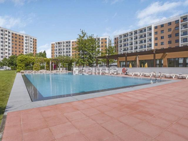 T2 Moderno em Condomínio Privado com Piscina e Garagem