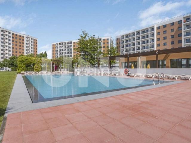 T2 Moderno em Condomínio Privado com Piscina e Garagem
