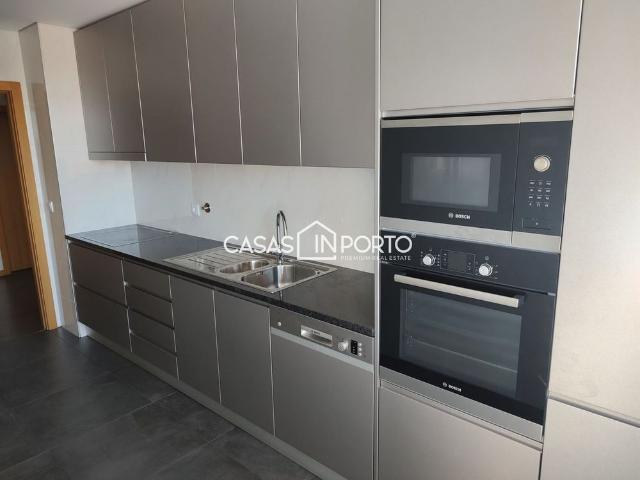 T2 Moderno junto à Casa da Música | Varanda, 2 Lugares de Garagem e Localização Premium