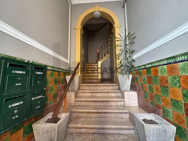 T2 nas águas furtadas no Largo das Olarias o teu projeto com vista para o Castelo!