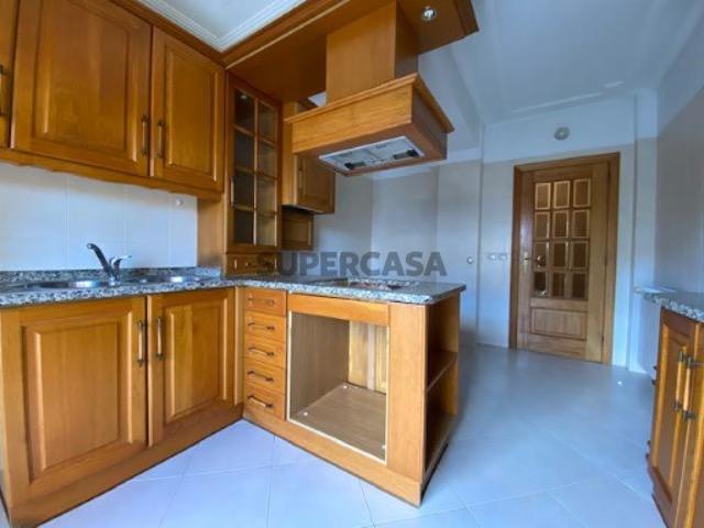 Oferta de Verão oferecemos a escritura. T2 no Centro da Venda do Pinheiro Mafra