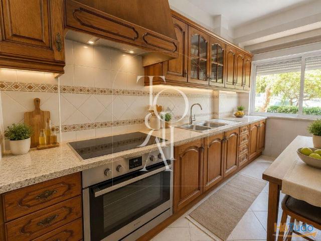 T2 no Centro de Carnaxide |2 casas de banho, Arrecadação Excelente Localização | 26064089321