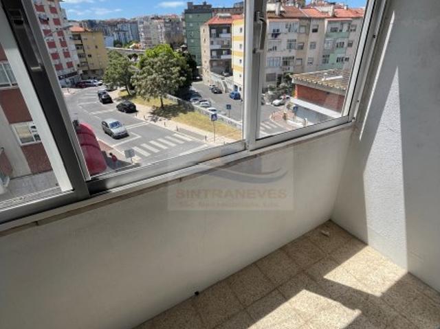T2 no Coração da Amadora, Com Varandas, Áreas Generosas a minutos da estação Comboio e Metro