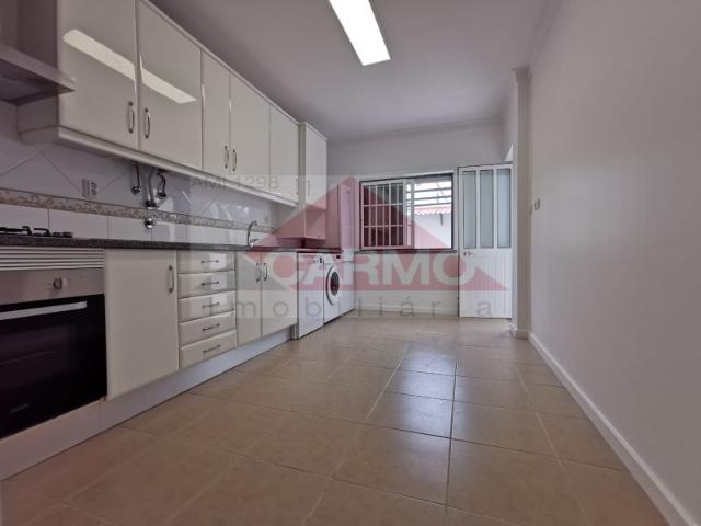 T2 no Montijo com Logradouro, Garagem Box e Sótão Conforto e Centralidade!