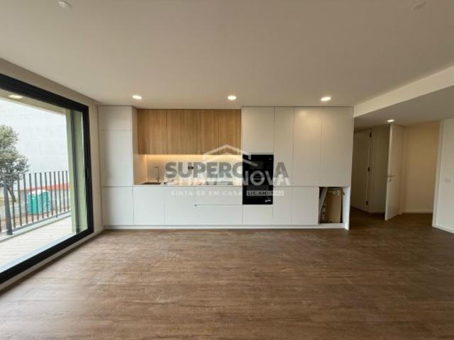 T2 Novo c/ Varanda e Lugar de Garagem em Santa Marinha VL8