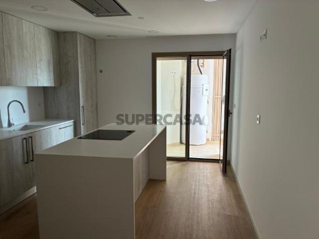 T2 Novo com 1 lugar de parqueamento e Varandas oferta da escritura