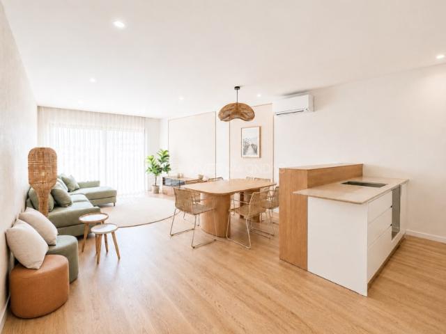 T2 Novo, com suíte, duas varandas e obra de arte do Vhils