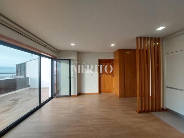 T2 NOVO em primeira linha de Mar com terraço, lugar de garagem e arrumos!