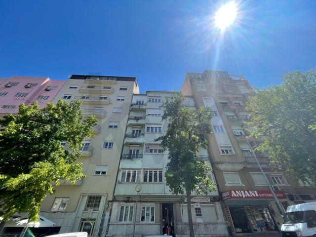 T2 on Avenida João XXI | Balcony and storage