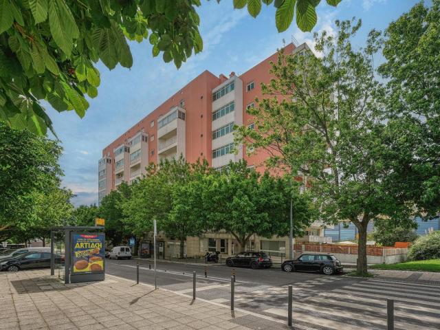 T2 Orientado a Sul com Garagem, Varanda, e Elevador | Lumiar, Lisboa