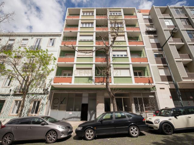 T2 original com varanda na Rua Gonçalves Crespo em Lisboa