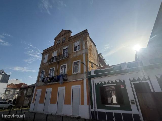 T2 para Obras Totais, junto Avenida da Praia no Barreiro