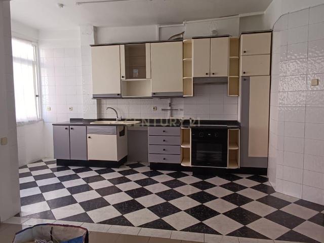 T2 para Remodelação | Queijas | Rua da Lameira, n.º 4