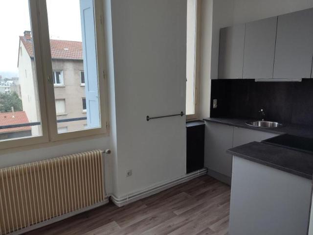 T2 PROCHE COURS FAURIEL rue Louis Blanc, proche commerces.